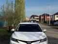 Toyota Camry 2022 года за 13 800 000 тг. в Актобе – фото 2