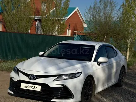 Toyota Camry 2022 года за 13 800 000 тг. в Актобе