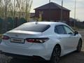 Toyota Camry 2022 года за 13 800 000 тг. в Актобе – фото 3