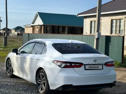 Toyota Camry 2022 года за 13 800 000 тг. в Актобе – фото 5