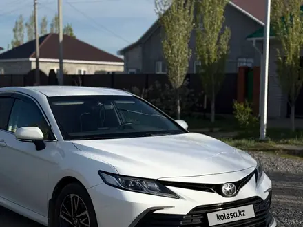 Toyota Camry 2022 года за 13 800 000 тг. в Актобе – фото 6