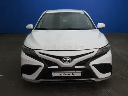 Toyota Camry 2021 года за 9 443 500 тг. в Актобе