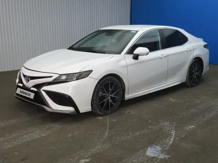 Toyota Camry 2021 года за 9 443 500 тг. в Актобе – фото 3