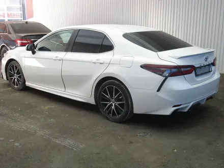 Toyota Camry 2021 года за 9 443 500 тг. в Актобе – фото 6