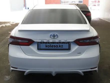 Toyota Camry 2021 года за 9 443 500 тг. в Актобе – фото 2