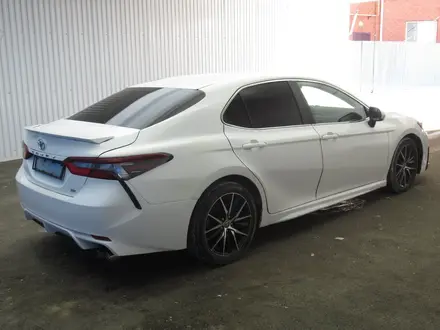 Toyota Camry 2021 года за 9 443 500 тг. в Актобе – фото 4