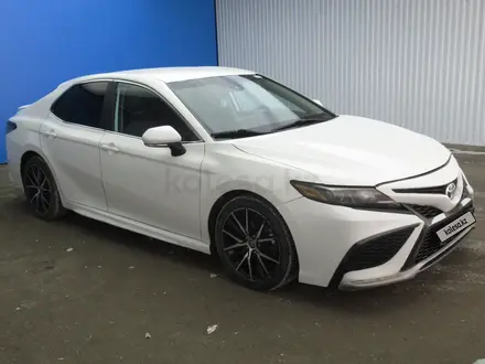 Toyota Camry 2021 года за 9 443 500 тг. в Актобе – фото 5