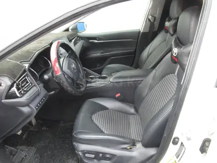 Toyota Camry 2021 года за 9 443 500 тг. в Актобе – фото 7