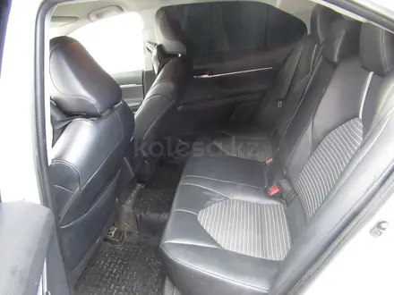 Toyota Camry 2021 года за 9 443 500 тг. в Актобе – фото 8