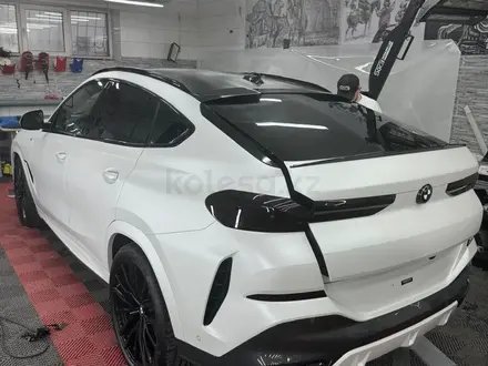 BMW X6 2021 года за 45 000 000 тг. в Астана – фото 2