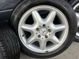 Комплект оригинальных дисков с шинами на Мерседес A203 за 160 000 тг. в Алматы – фото 4