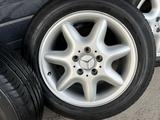 Комплект оригинальных дисков с шинами на Мерседес A203 за 160 000 тг. в Алматы – фото 3