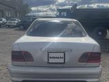 Mercedes-Benz E 320 1998 года за 1 550 000 тг. в Караганда – фото 2