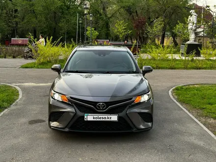 Toyota Camry 2019 года за 11 800 000 тг. в Алматы – фото 2