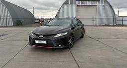 Toyota Camry 2021 года за 13 700 000 тг. в Уральск – фото 2
