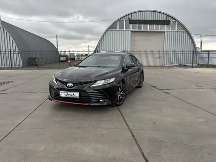 Toyota Camry 2021 года за 15 000 000 тг. в Уральск – фото 2
