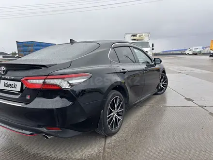 Toyota Camry 2021 года за 15 000 000 тг. в Уральск – фото 4