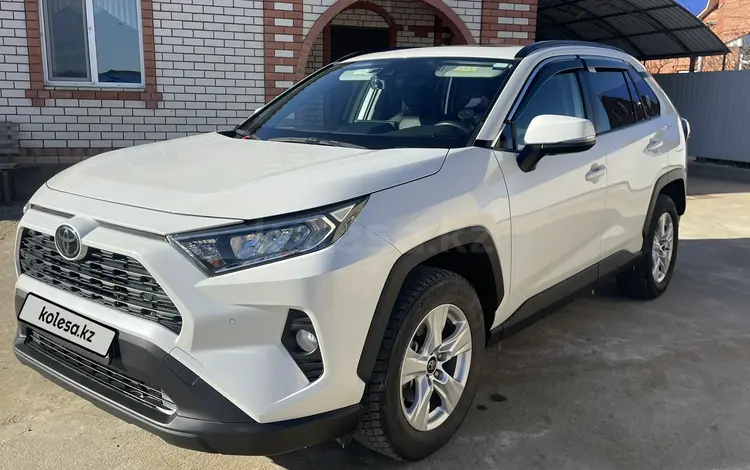 Toyota RAV4 2020 года за 16 500 000 тг. в Атырау