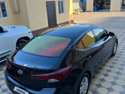 Hyundai Elantra 2018 года за 5 000 000 тг. в Атырау – фото 4