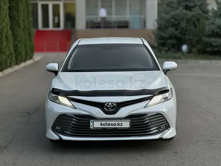 Toyota Camry 2018 года за 13 500 000 тг. в Алматы – фото 2