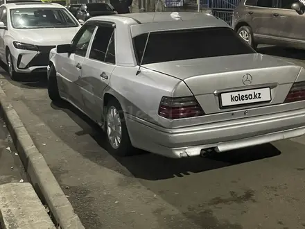 Mercedes-Benz E 320 1993 года за 2 555 500 тг. в Алматы – фото 3