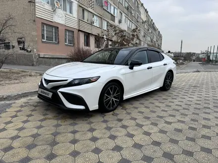 Toyota Camry 2021 года за 10 500 000 тг. в Актау – фото 11