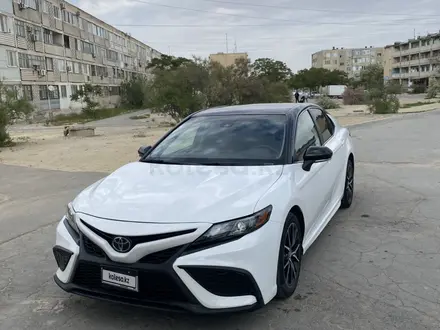 Toyota Camry 2021 года за 10 500 000 тг. в Актау – фото 2