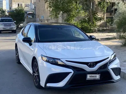 Toyota Camry 2021 года за 10 500 000 тг. в Актау – фото 5