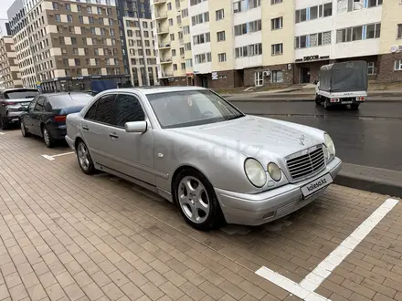 Mercedes-Benz E 320 1998 года за 3 750 000 тг. в Астана – фото 2