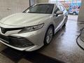 Toyota Camry 2018 года за 13 200 000 тг. в Актобе – фото 4
