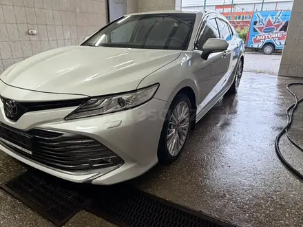 Toyota Camry 2018 года за 13 200 000 тг. в Актобе – фото 4
