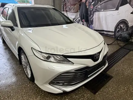 Toyota Camry 2018 года за 13 200 000 тг. в Актобе – фото 2