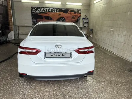 Toyota Camry 2018 года за 13 200 000 тг. в Актобе – фото 5