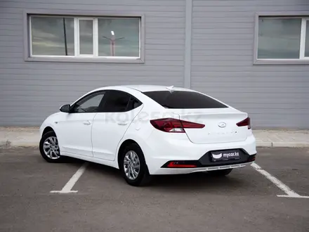 Hyundai Elantra 2019 года за 7 800 000 тг. в Актау – фото 3