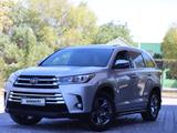 Toyota Highlander 2018 года за 18 800 000 тг. в Алматы – фото 2