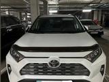 Toyota RAV4 2020 года за 16 100 000 тг. в Актобе