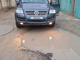 Volkswagen Touareg 2006 года за 4 700 000 тг. в Актау – фото 2