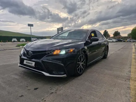 Toyota Camry 2021 года за 14 500 000 тг. в Астана – фото 2