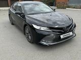 Toyota Camry 2019 года за 14 500 000 тг. в Семей – фото 2