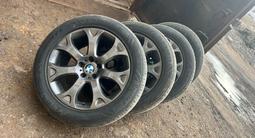BMW X5 e70 шины и диски за 350 000 тг. в Астана – фото 5