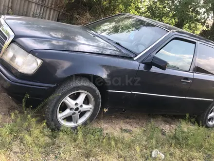 Mercedes-Benz E 230 1993 года за 750 000 тг. в Жаркент – фото 2