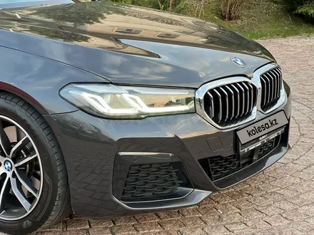 BMW 520 2022 года за 23 500 000 тг. в Алматы – фото 32