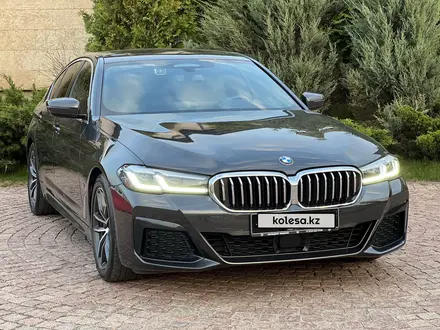 BMW 520 2022 года за 23 500 000 тг. в Алматы – фото 2