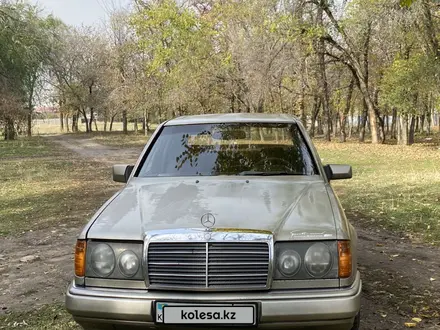 Mercedes-Benz E 230 1990 года за 950 000 тг. в Алматы – фото 3