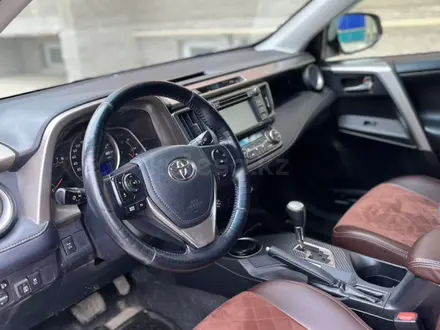 Toyota RAV4 2015 года за 10 100 000 тг. в Актобе – фото 8