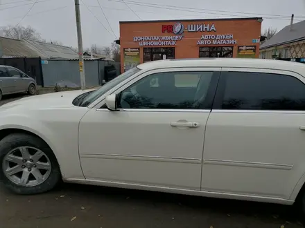 Chrysler 300C 2005 года за 3 300 000 тг. в Актобе – фото 3