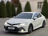 Toyota Camry 2021 года за 17 500 000 тг. в Шымкент – фото 2