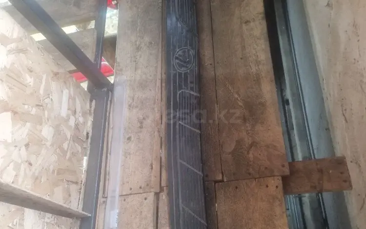 Накладка пластиковая на подножку порог правая за 4 000 тг. в Алматы