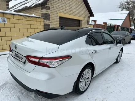 Toyota Camry 2019 года за 14 500 000 тг. в Актобе – фото 5