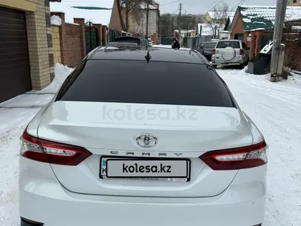 Toyota Camry 2019 года за 14 500 000 тг. в Актобе – фото 6